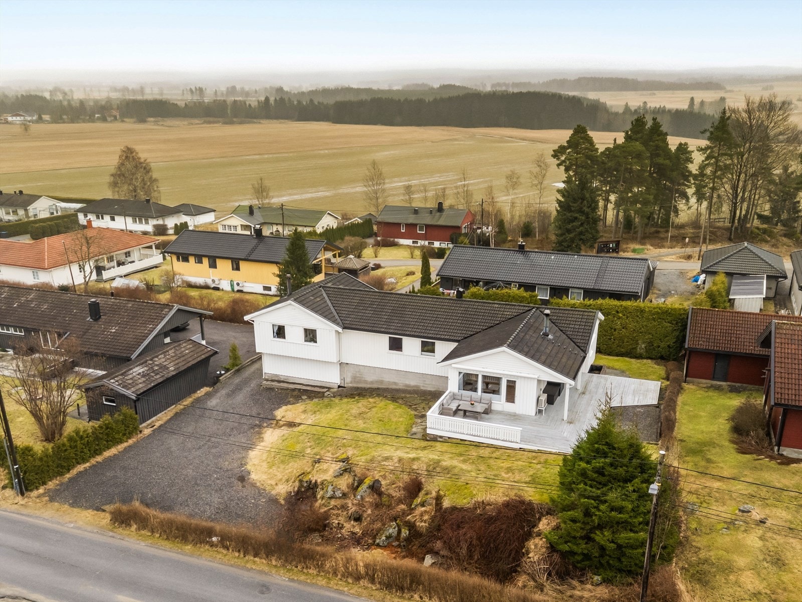 Innholsrik enebolig med hybelleilighet Galleribilde
