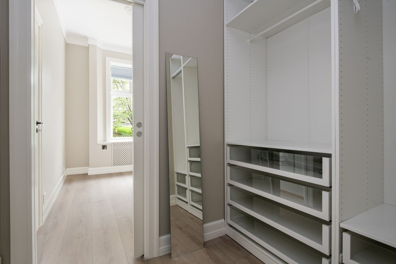 Walk-in closet i tilknytting til hovedsoverommet Galleribilde