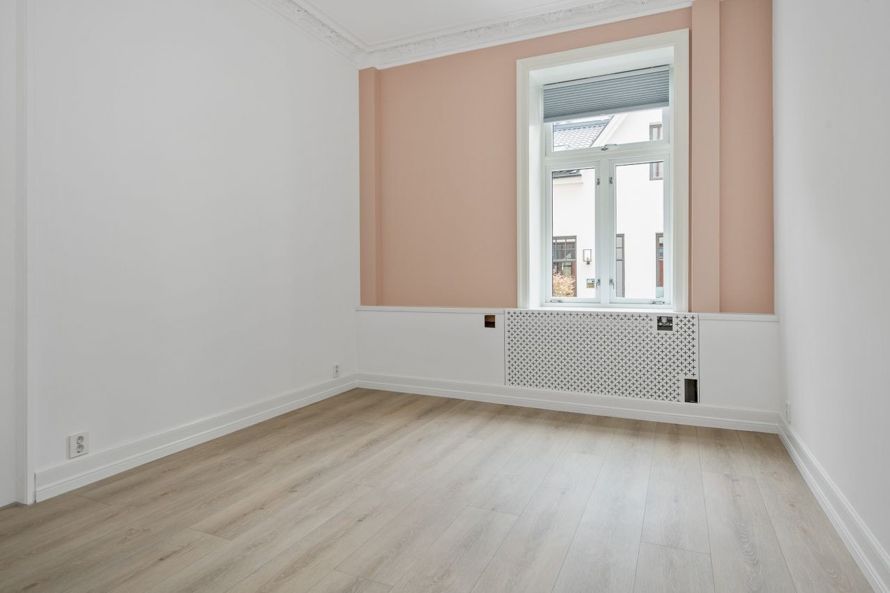 Soverom 2 med god plass til dobbeltseng. Garderobeskap medfølger. Galleribilde