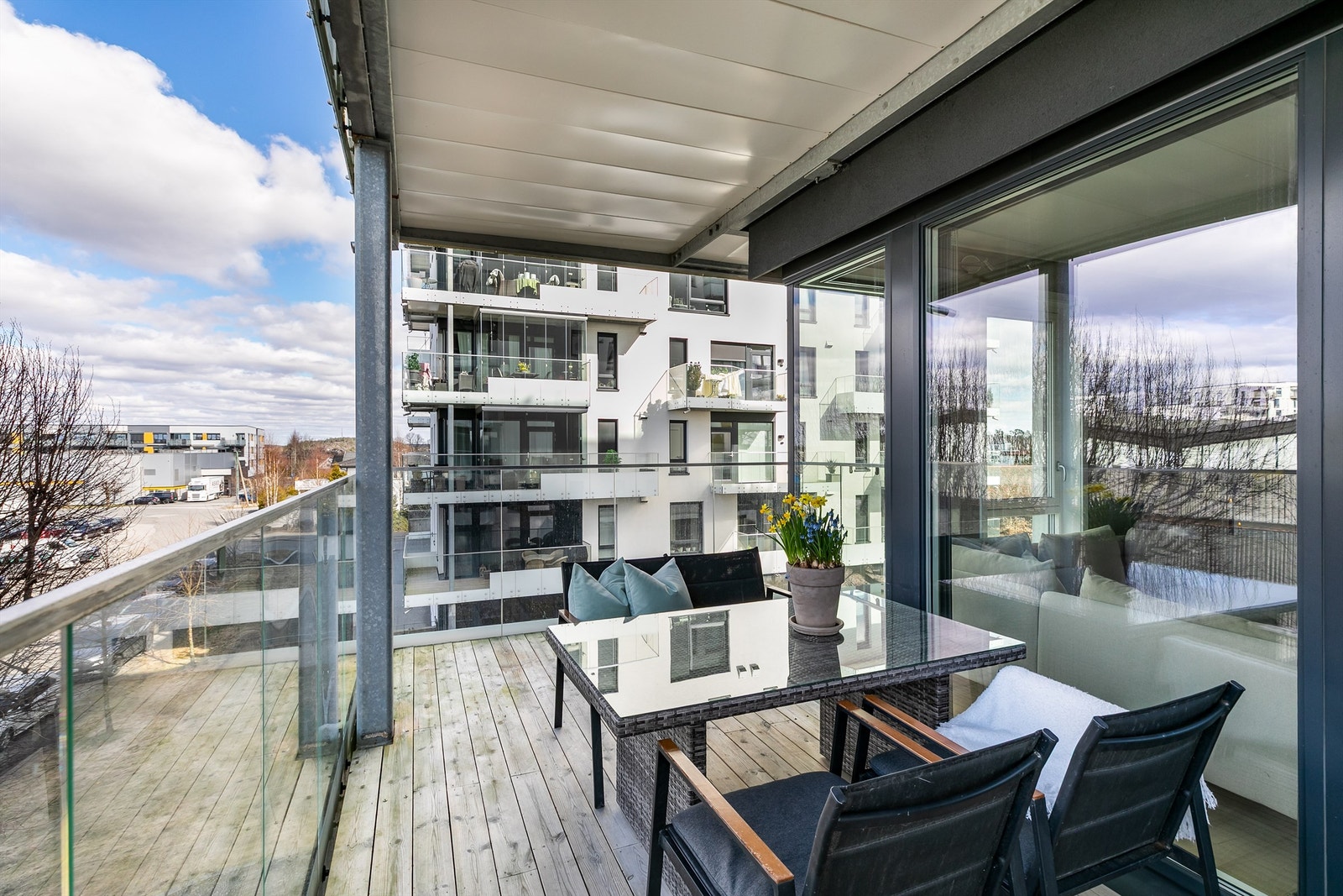Verandaen omfavner hjørnet og er oppmålt til ca. 17 kvm. Her er det lett å finne plass til utemøbler som spisebord eller loungegruppe. Galleribilde
