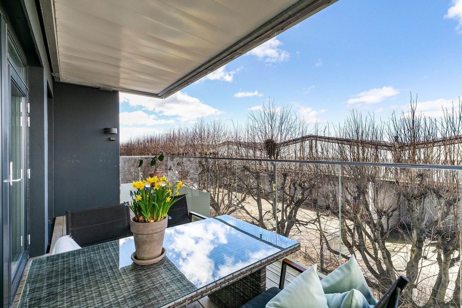 På verandaen er det sommerstid sol fra rundt kl. 15 og helt til solen går ned. Fotograf; Børge Oppegård. Galleribilde