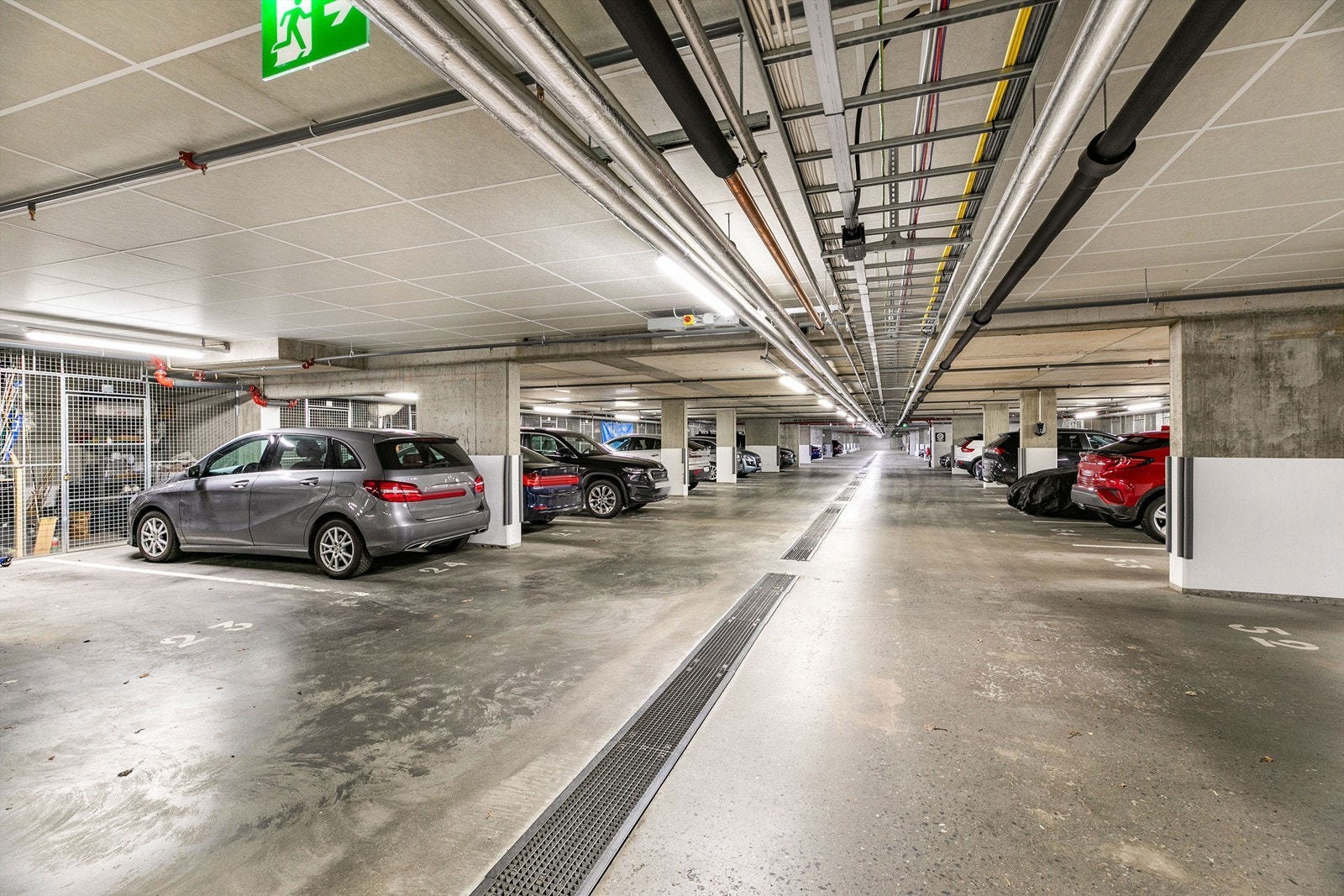 Leiligheten disponerer både garasjeplass og bod på fellesareal i kjelleren. Galleribilde