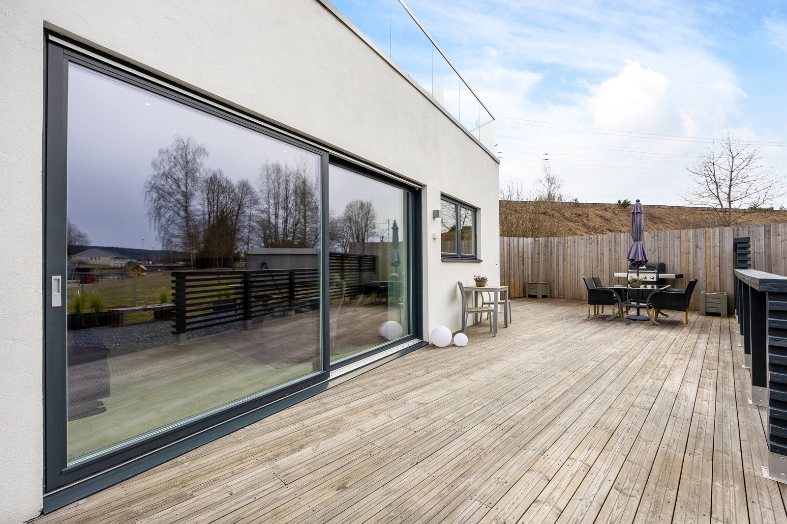 På dagtid er terrassen til utleiedelen et perfekt sted for grillmiddager. Galleribilde