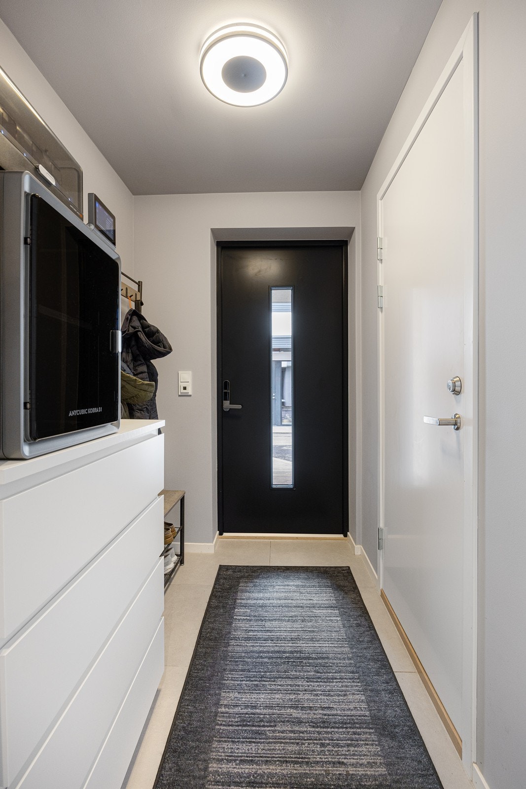 Gangen til utleiedelen har plass til oppbevaring av klær og sko. Dør til utleiedel har elektronisk lås. Døren til høyre fører inn til garasje. Galleribilde