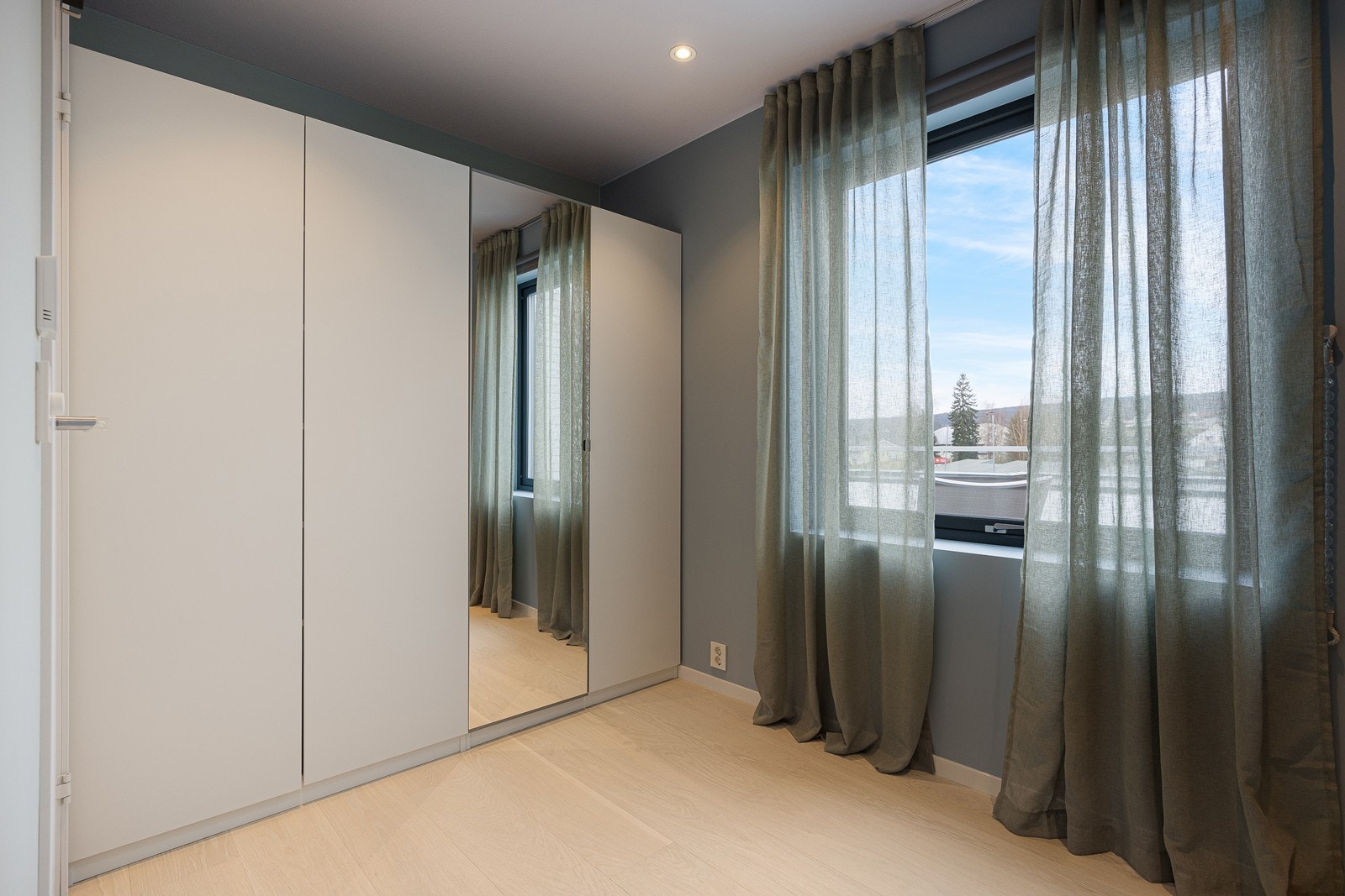 Soverom II har praktisk garderobe. Galleribilde