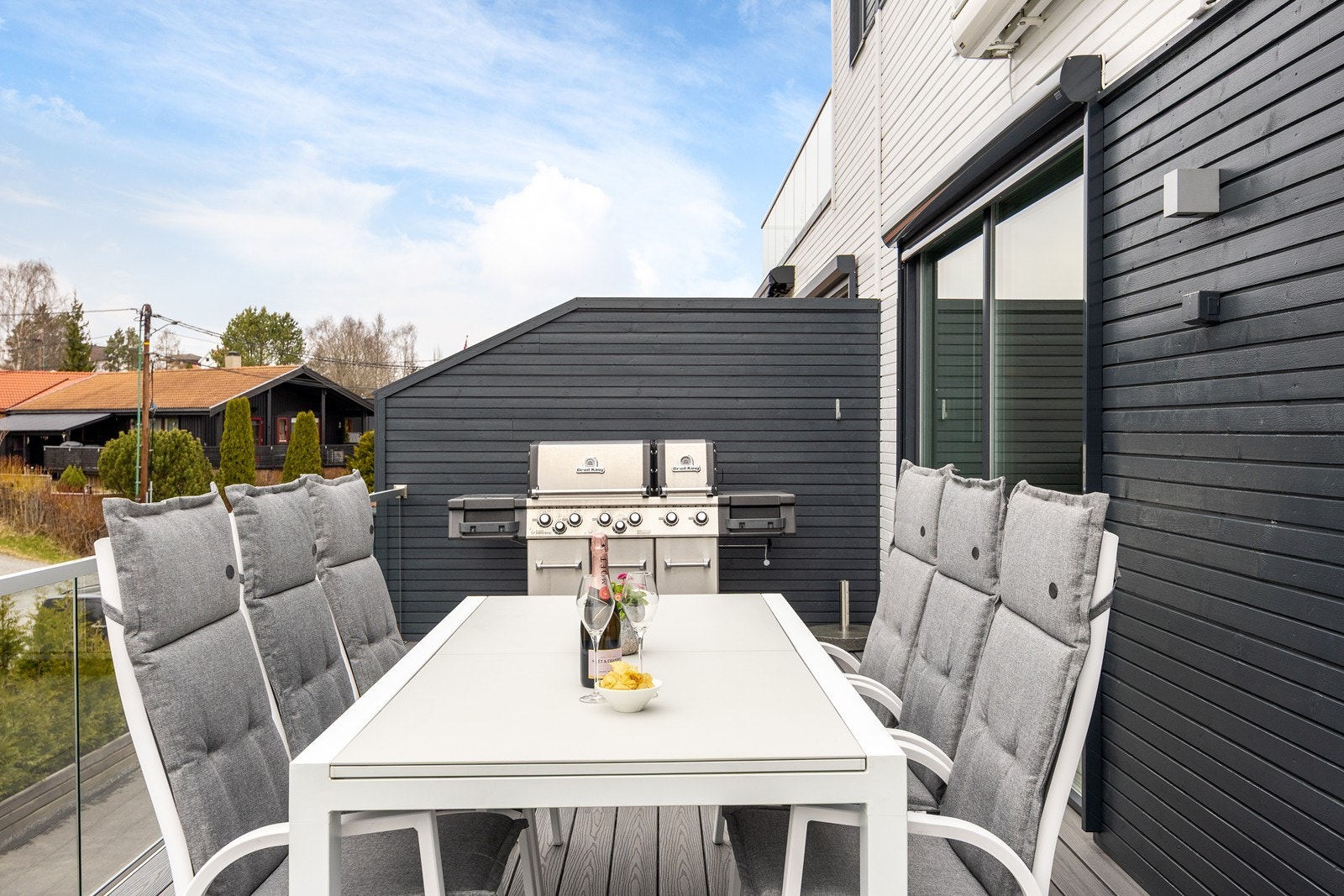 På dagtid er terrassen et trivelig sted for grillmiddager med hele familien. Galleribilde