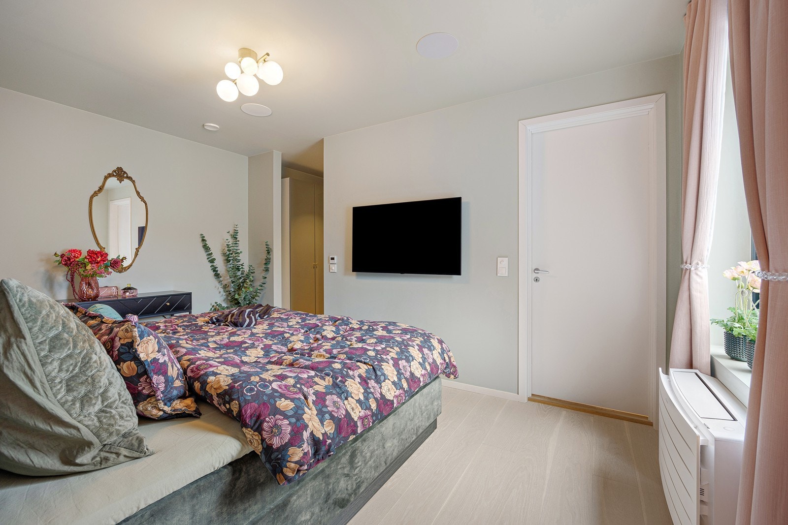 I første etasje er det hovedsoverom. Rommet har eget walk-in garderobe og baderom. Galleribilde