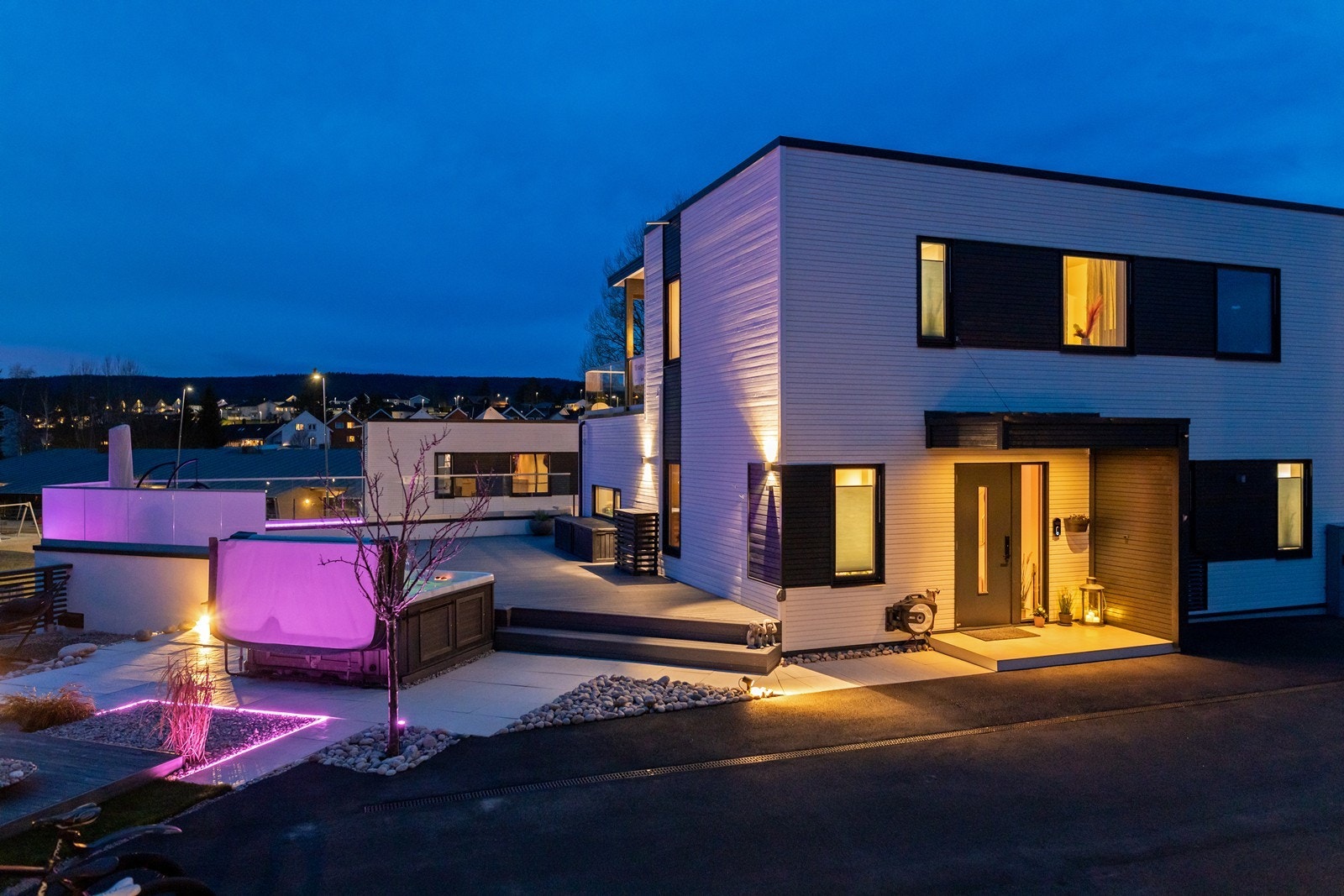 Det er elbillader ute på denne siden av boligen, i tillegg til inne i garasjen. Galleribilde
