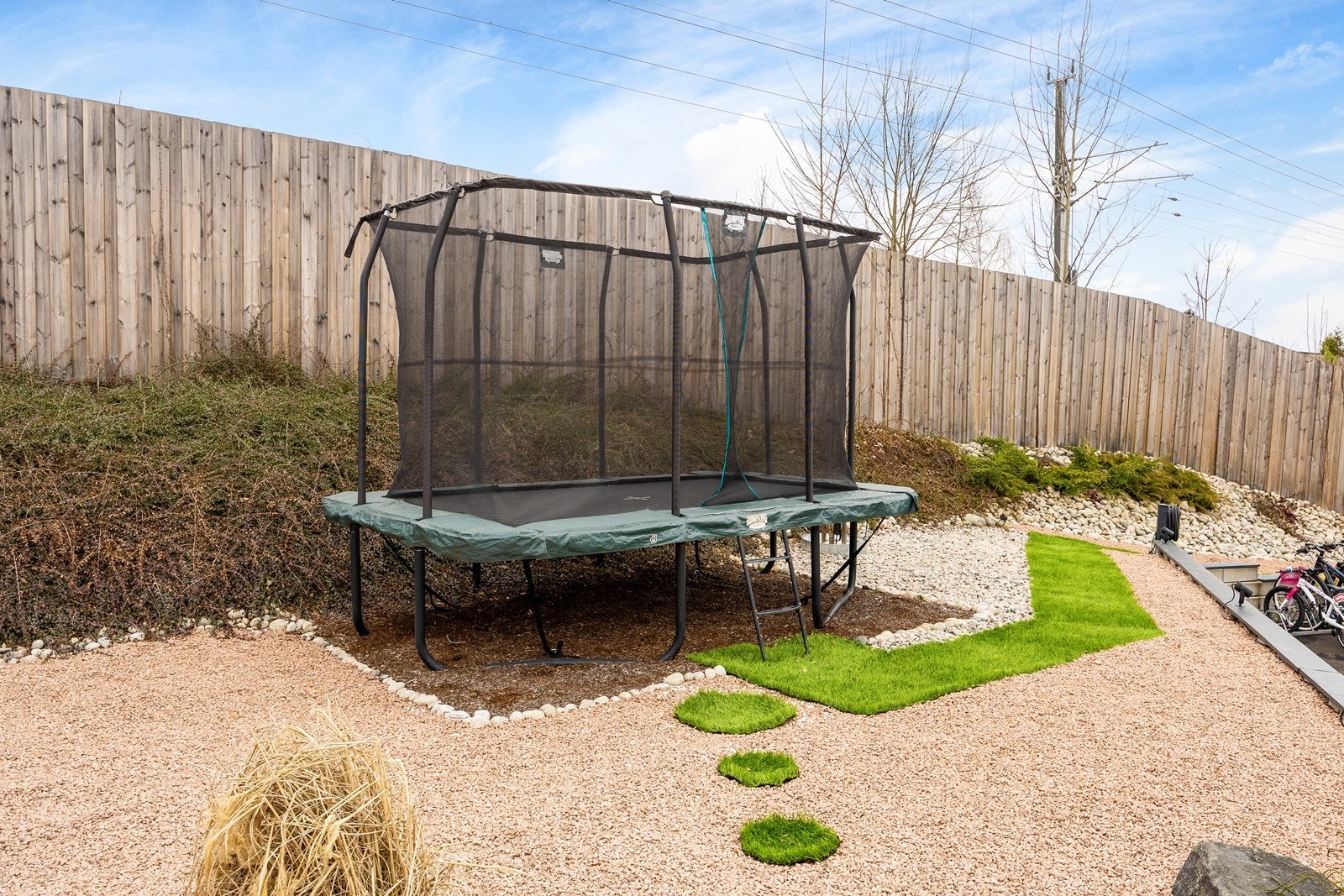 I bakkant av boligen er det trivelig uteområde som er pent opparbeidet i ulike soner. Denne delen er blitt benyttet til trampoline av nåværende eier. Galleribilde