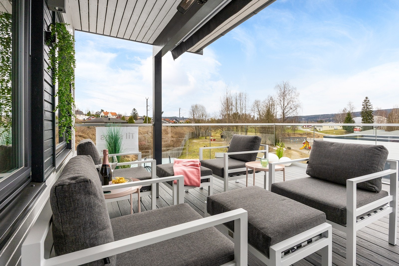 Boligen er over tre plan og alle plan har trivelig uteplass. Galleribilde