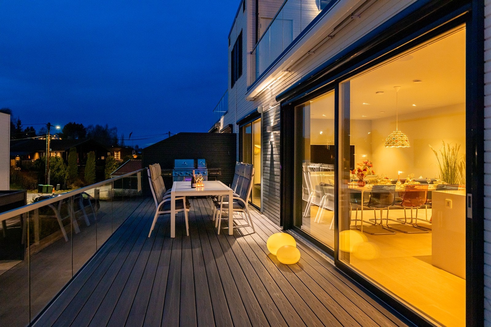 Kveldstemningen på terrassen er herlig. Galleribilde
