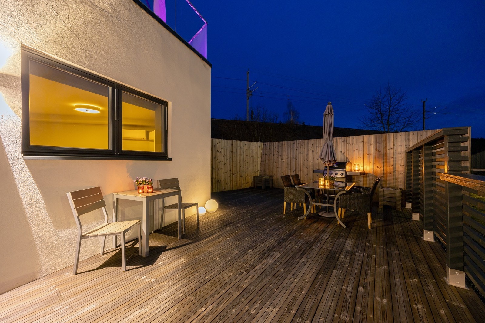 Terrassen til utleieleiligheten er like trivelig på kvelden. Galleribilde