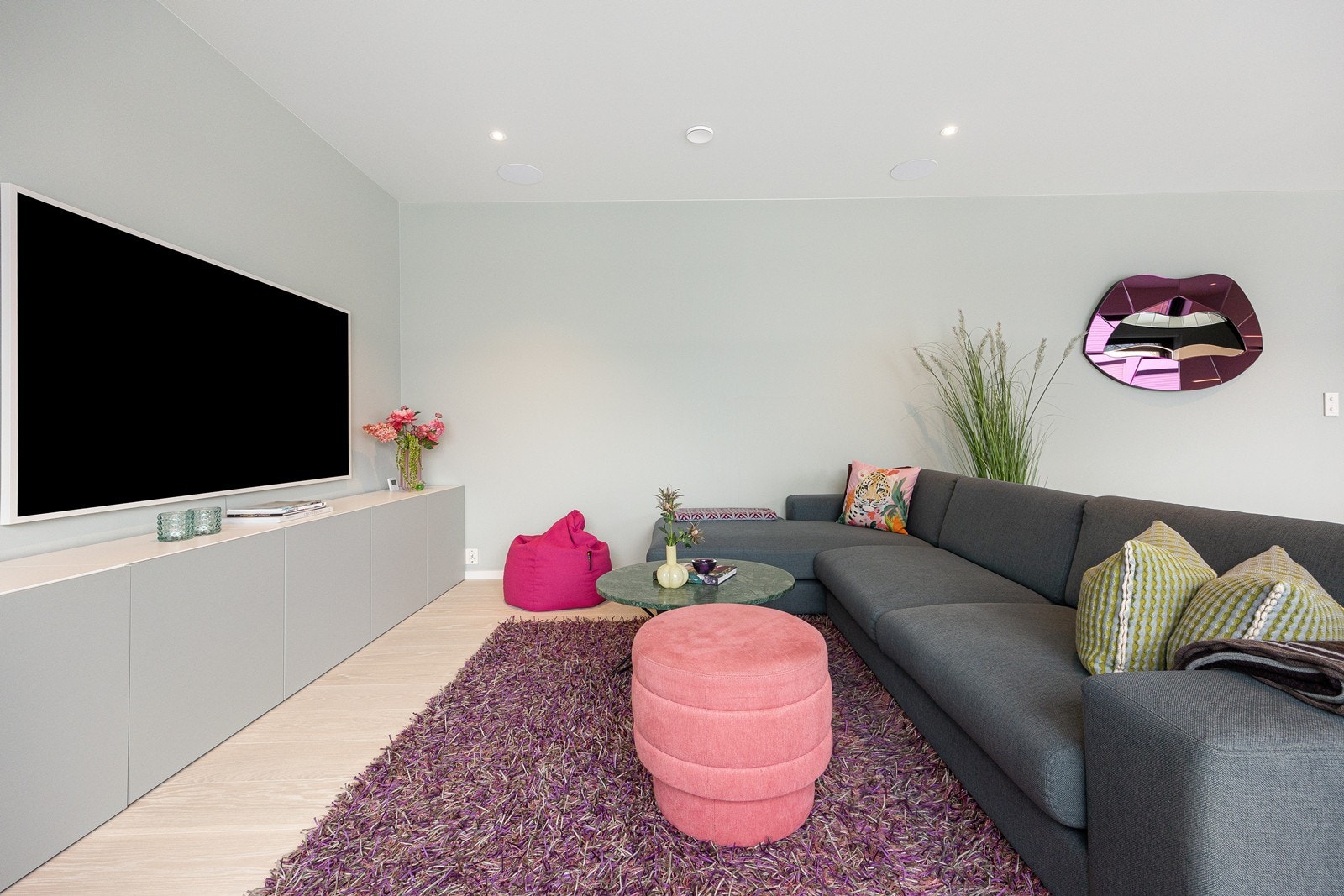 Det er god plass til en stor sofa for hele familien. Galleribilde