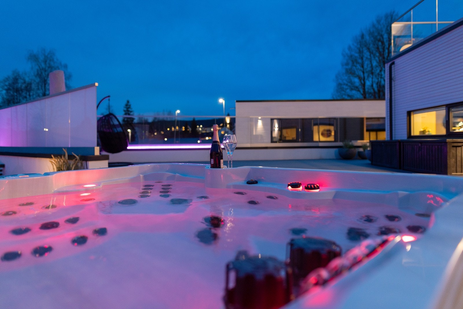En herlig jacuzzi følger eiendommen. Galleribilde