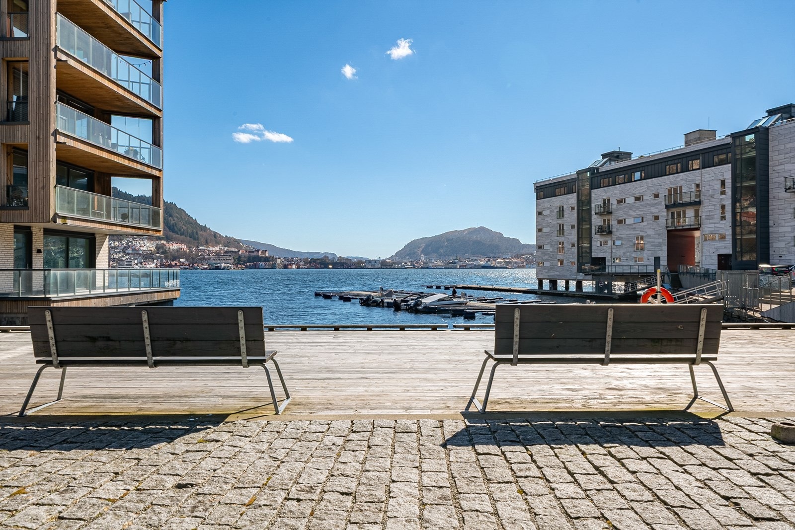 - Kort vei til nydelige turområder som Sandviksfjellet, Stoltzen mm. - Galleribilde