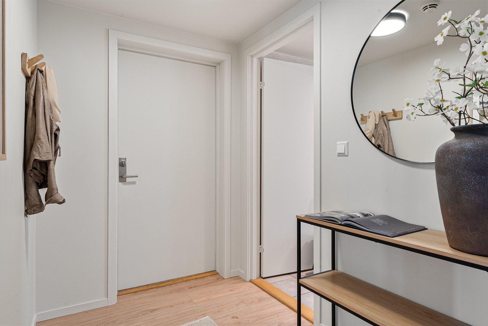 - Lyst og moderne inngangsparti, der du har heisadkomst til leilighetsplanet - Galleribilde