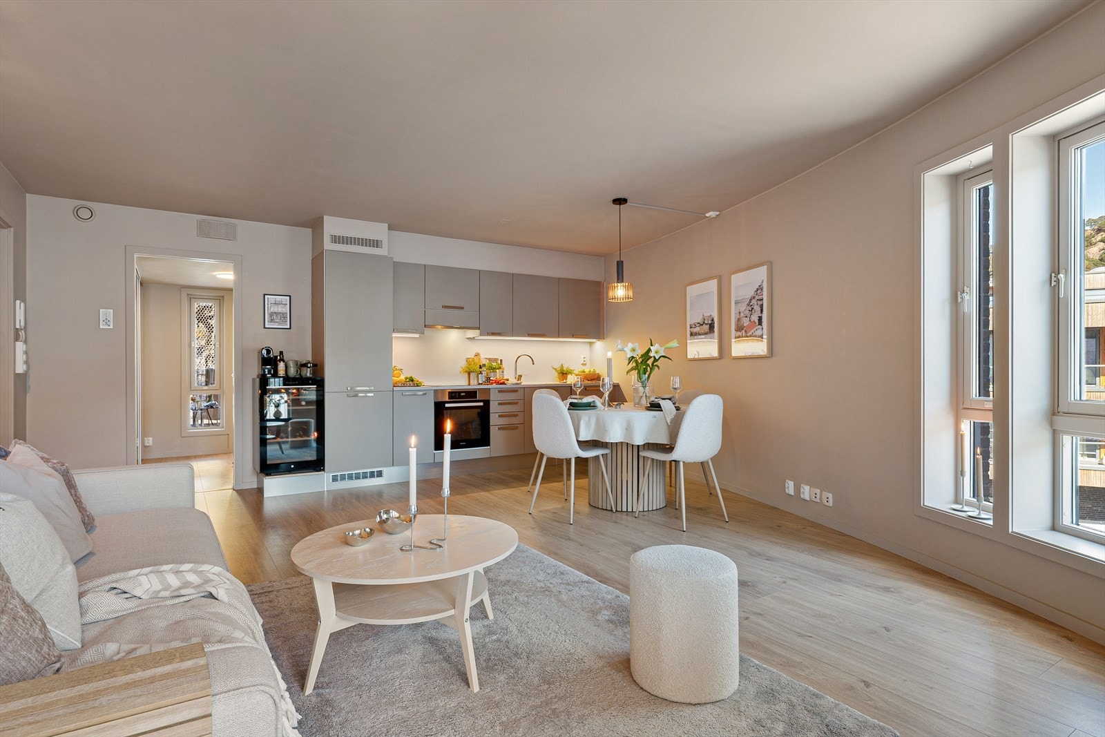 - Leiligheten har et BRA-i på 58 m² og inneholder entré, bad, soverom, stue/kjøkken, kontor og bod - Galleribilde