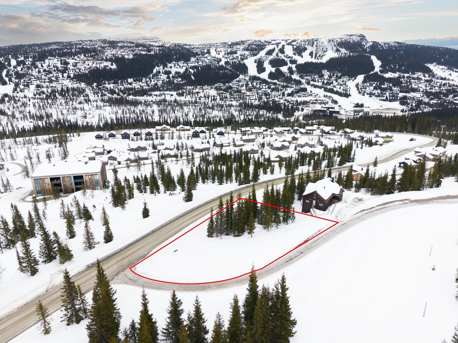 DNB Eiendom v/ Joachim Vågen tlf. 91712768 ønsker deg velkommen til Kvitfjell Varden og Myrsetervegen 126! Galleribilde