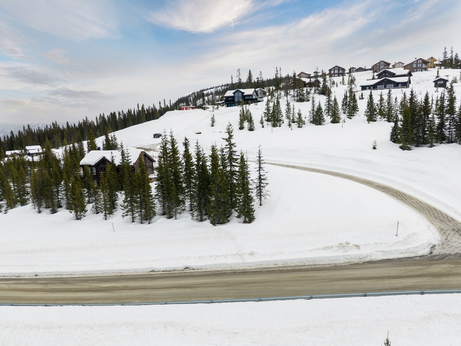Hyttetomten er på ca. 987 m² og ligger fint til i feltet, omkranset av vakker fjellnatur med umiddelbar nærhet til Kvitfjells brede, velpreparerte løyper. Galleribilde