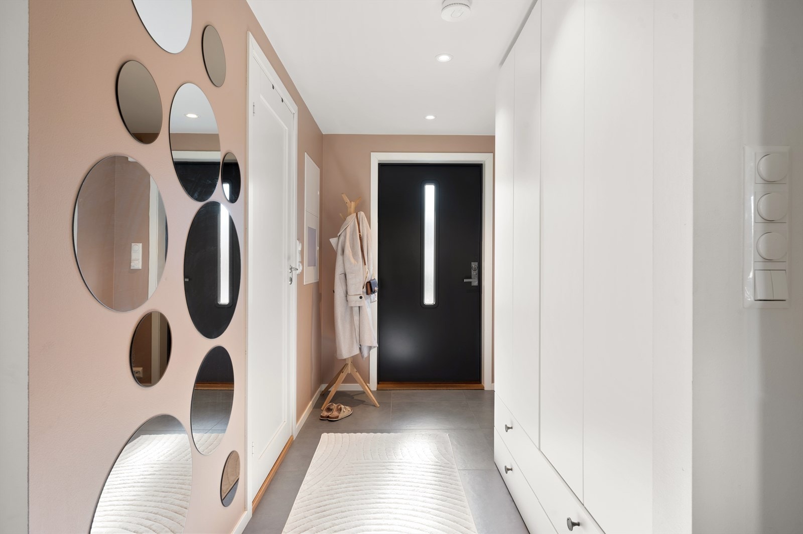 Entré på 5,8m² med varme i det flisbelagte gulvet. Galleribilde