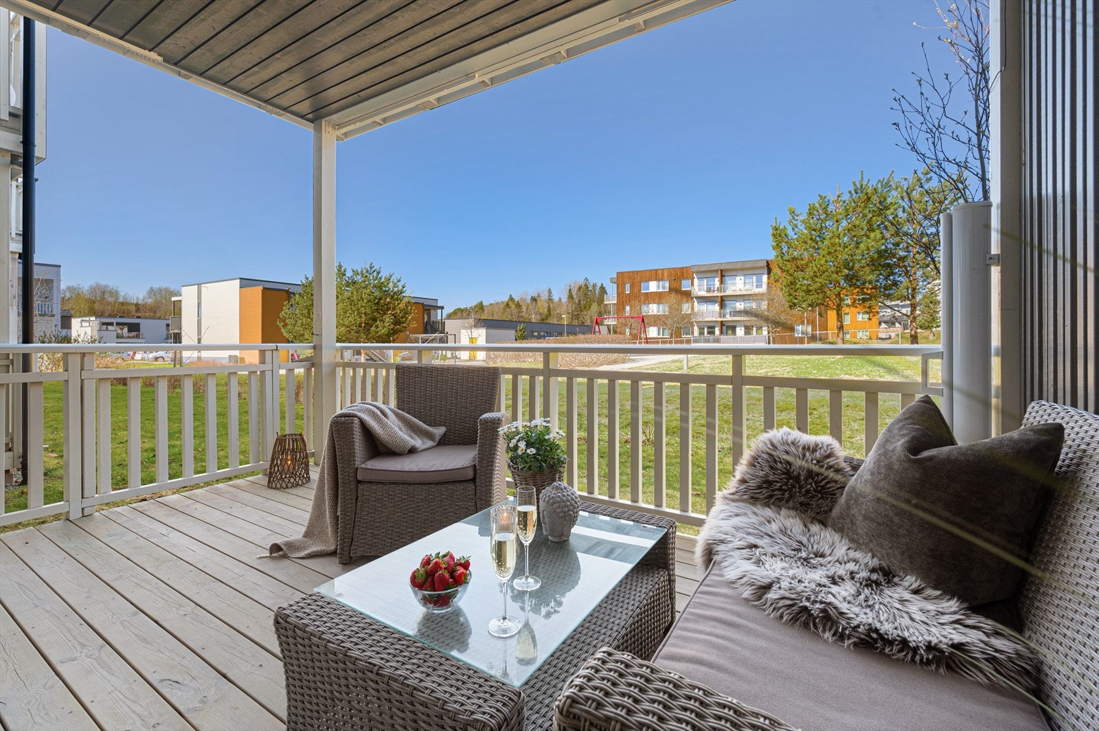 Terrassen er på ca. 10m² og blir en fin forlengelse av stuen på sommerhalvåret Galleribilde