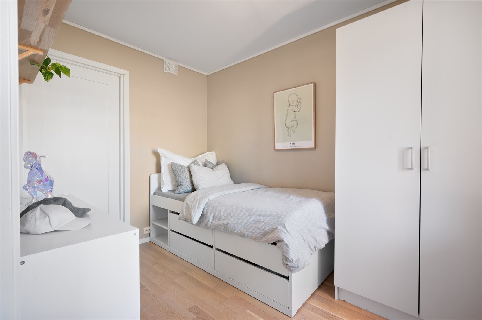Leilighetens andre soverom er på 7m² med tilknytning til innvendig bod/teknisk rom Galleribilde