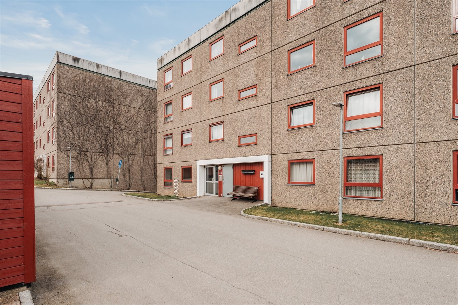 Leiligheten har en sentral beliggenhet på Skjetten, hvor du bor i nærhet til alt av fasiliteter og servicetilbud. Galleribilde