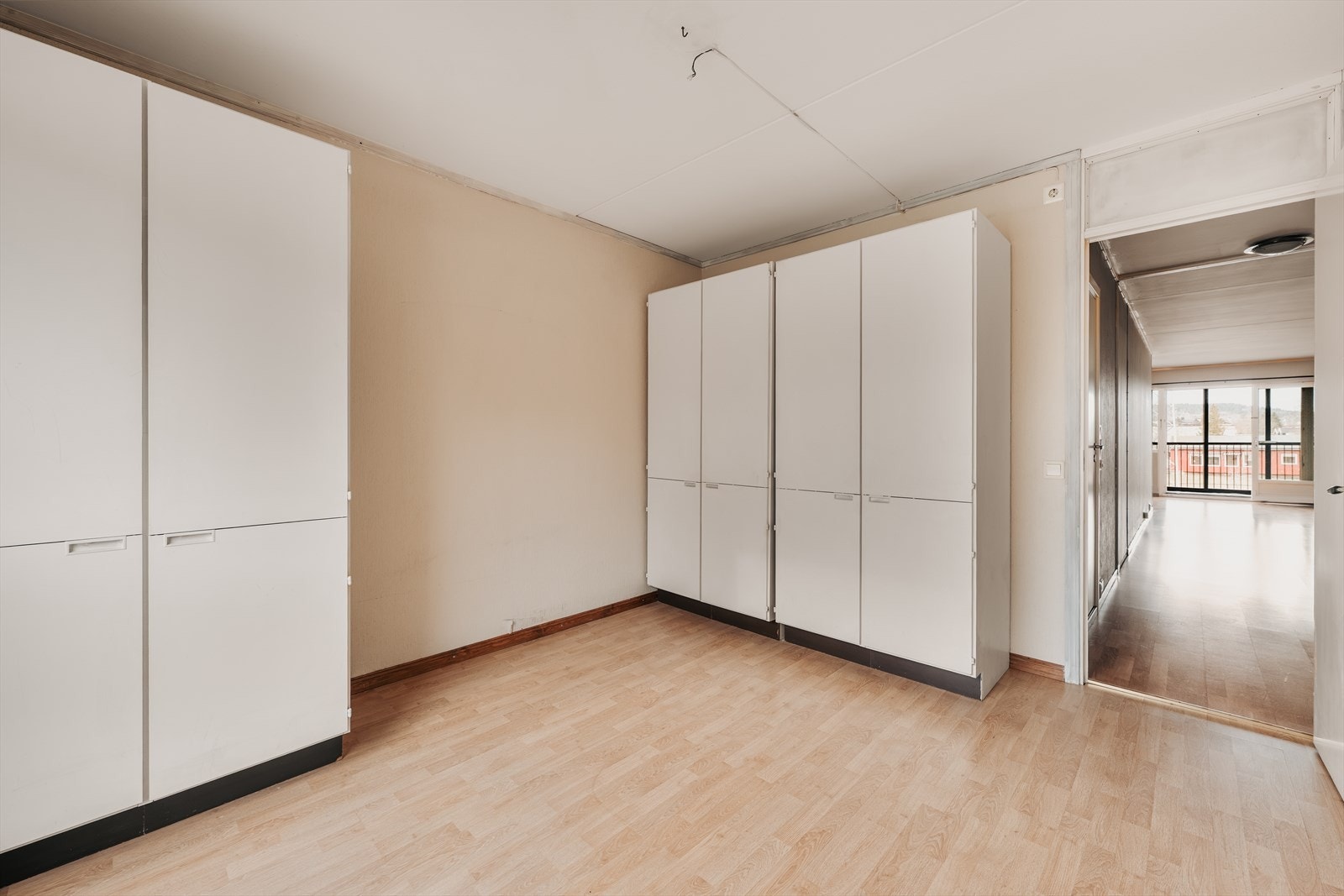 Her er det god plass til dobbeltseng, nattbord og garderobeskap. Galleribilde