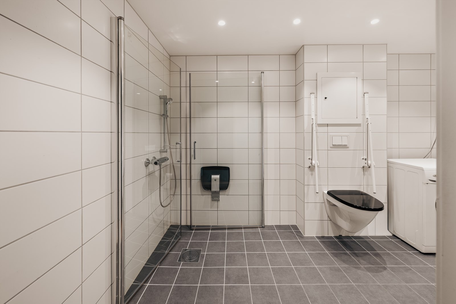 Innredningen består av servant, klosett, dusj på gulv, utslagsvask av stål og opplegg for vaskemaskin/tørketrommel. Galleribilde