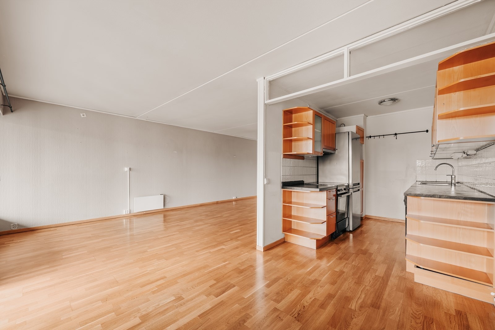 Stuen har god plass til å møblere i flere soner med både sofagruppe og spisebord. Galleribilde