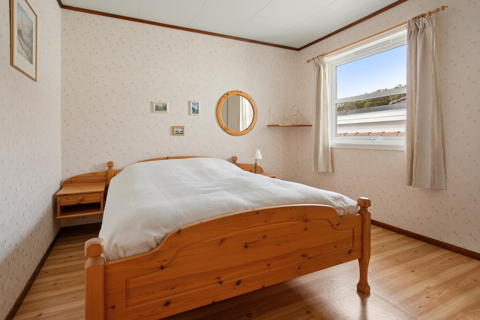 I hovedetasjen finner man to soverom. Hovedsoverommet er romslig og utstyrt med garderobe. I tillegg har man rom for å møblere med dobbeltseng og tilhørende møblement. Galleribilde