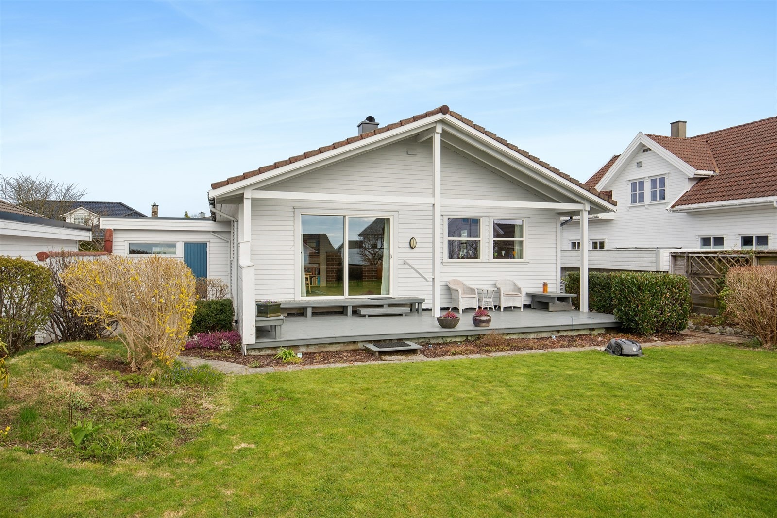 Uteområdet ligger sør-vest vendt og solrikt til og er pent opparbeidet med en romslig og tilnærmet flat hage som er innrammet av hekk. Uteområdet er ellers opparbeidet med flere blomsterbed med variert beplantning. Galleribilde