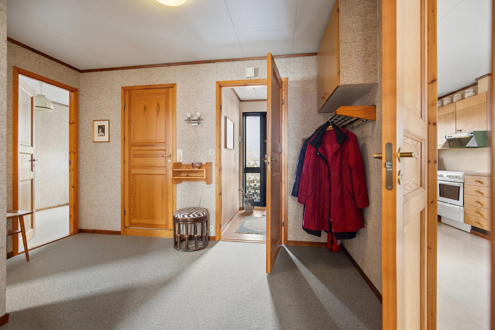 I gangen har man god plass til å henge fra seg yttertøy. Galleribilde