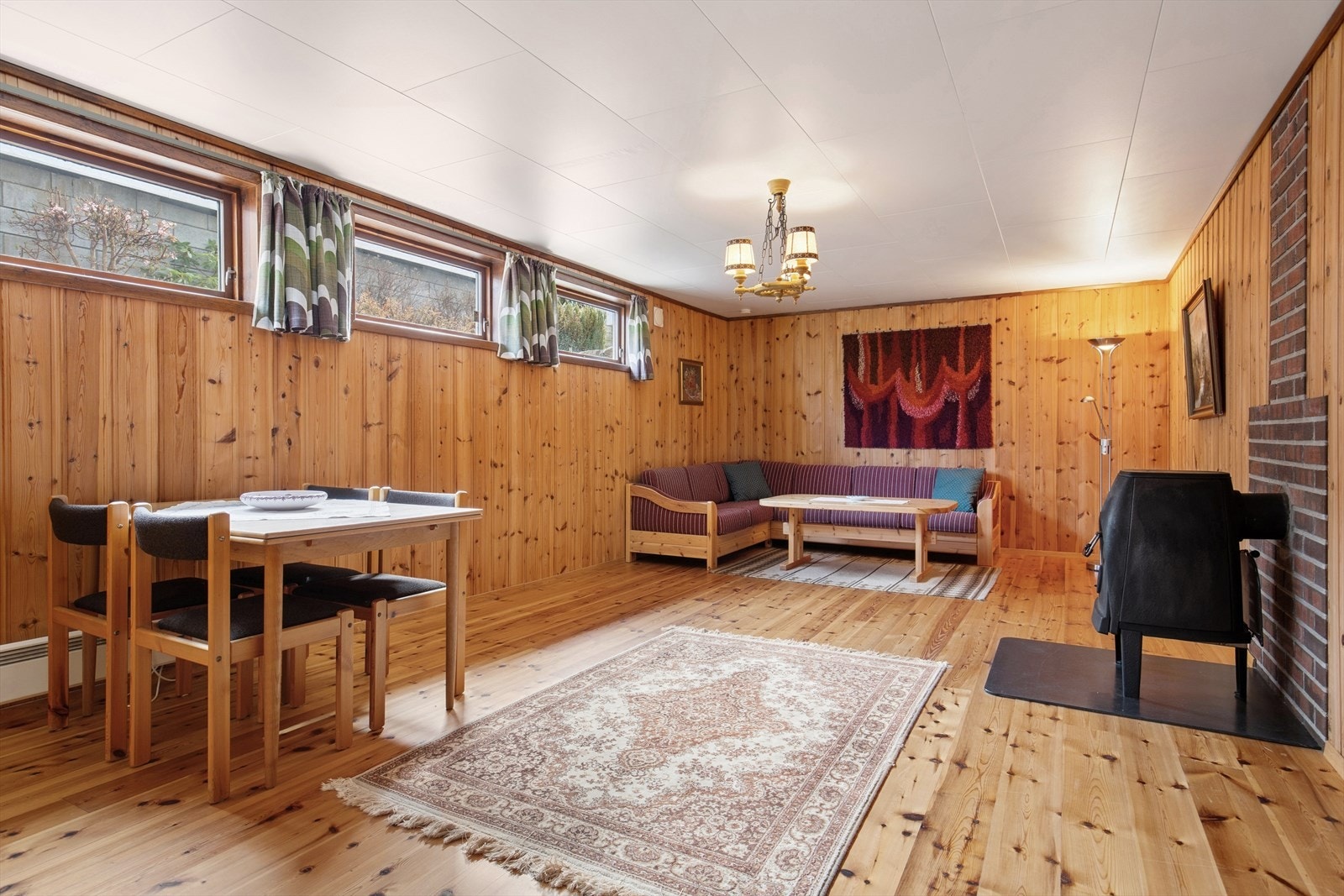 Stort rom innredet som kjellerstue og utstyrt med vedovn (se punkt "ferdigattest"). Galleribilde