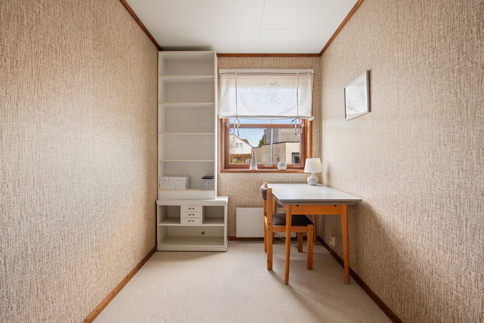 Det andre soverommet er noe mindre, men også dette er utstyrt med garderobe og passer ypperlig som barnerom, gjesterom, kontor eller lignende. Galleribilde