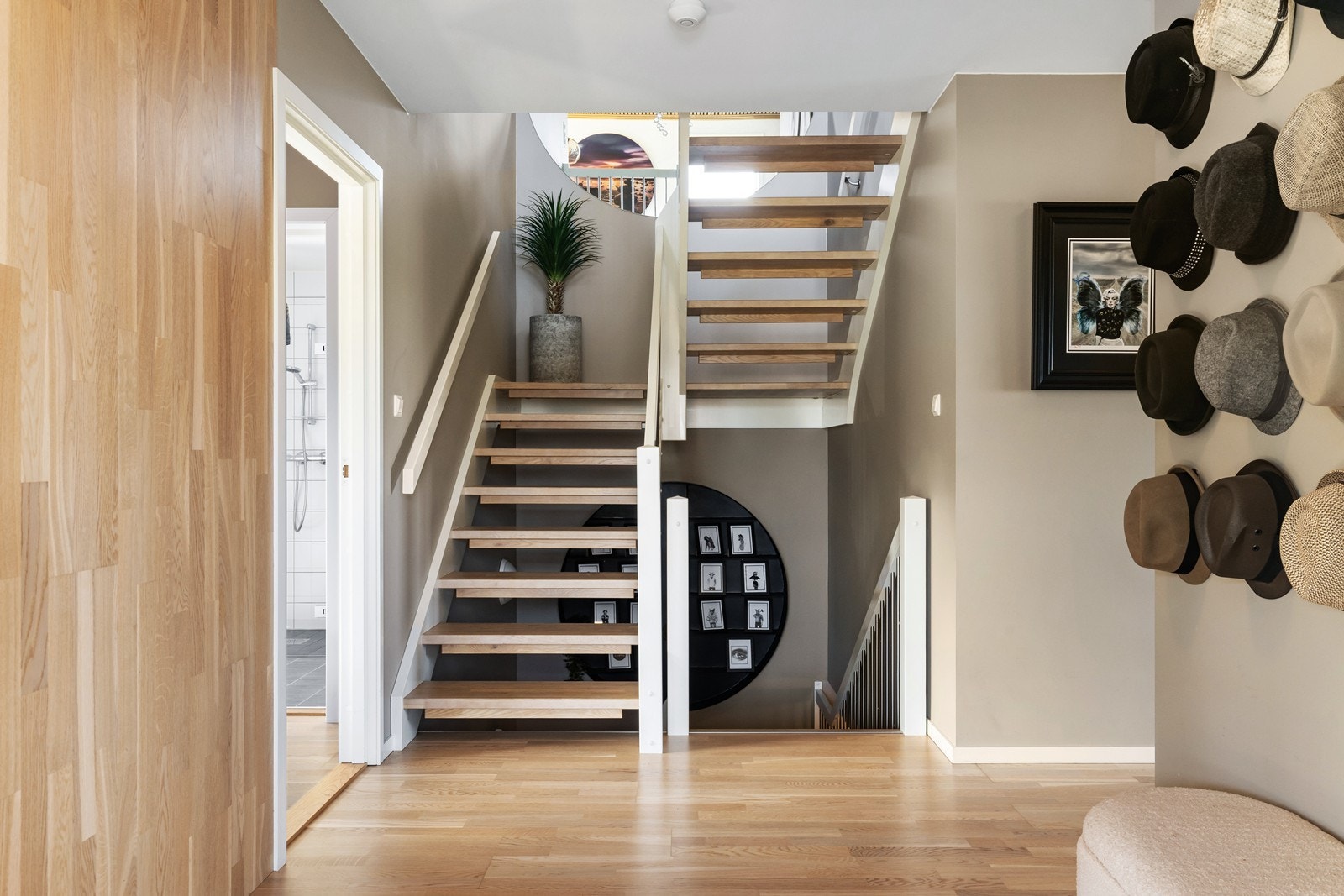 Merk deg den kule veggen ved entrè som er kledd med parkett. Galleribilde