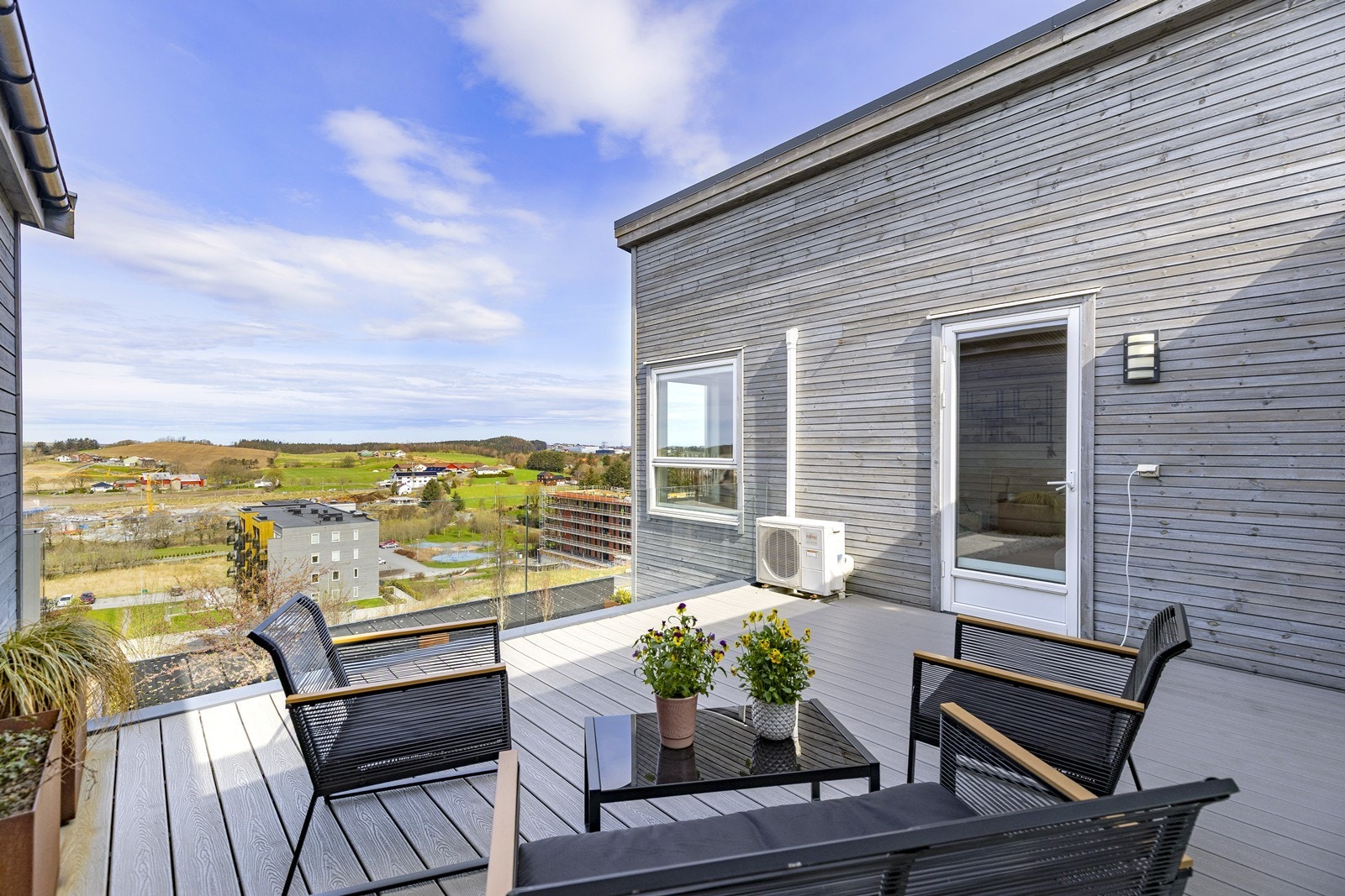Lekkert glassrekkverk og vedlikeholdsfrie terrassebord i PVC. Galleribilde