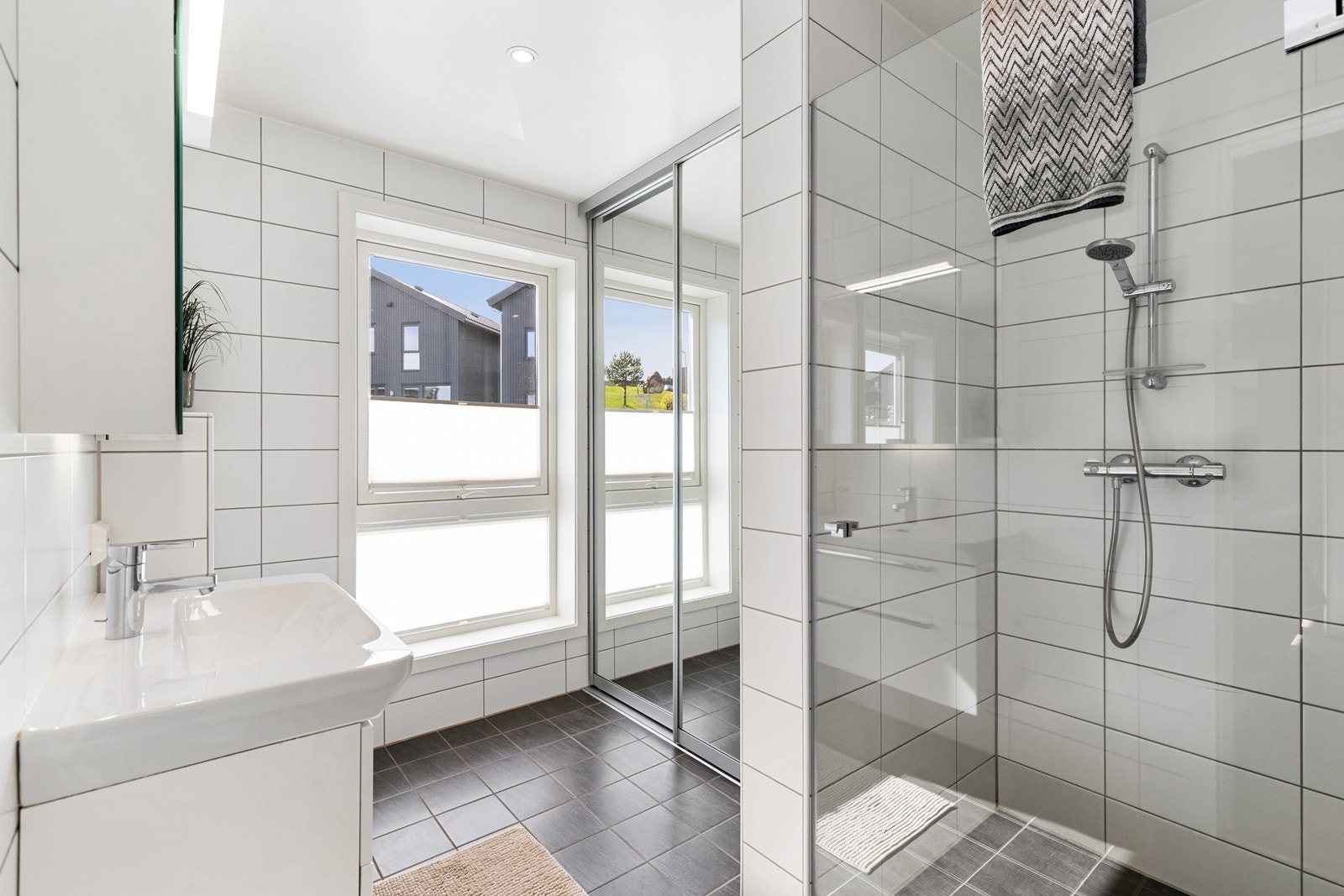 Tidløst og pent med fliser på gulv og vegg. Galleribilde