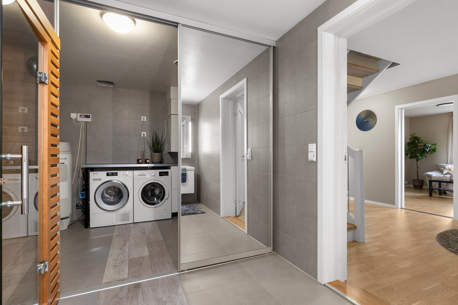 Praktisk vaskerom som ligger i tilknytning til badet. Galleribilde