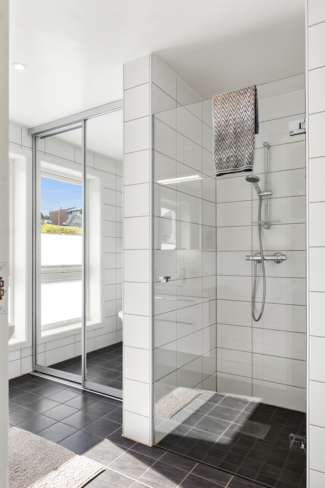 Praktiske skyvedør med oppbevaring også på badet. Galleribilde