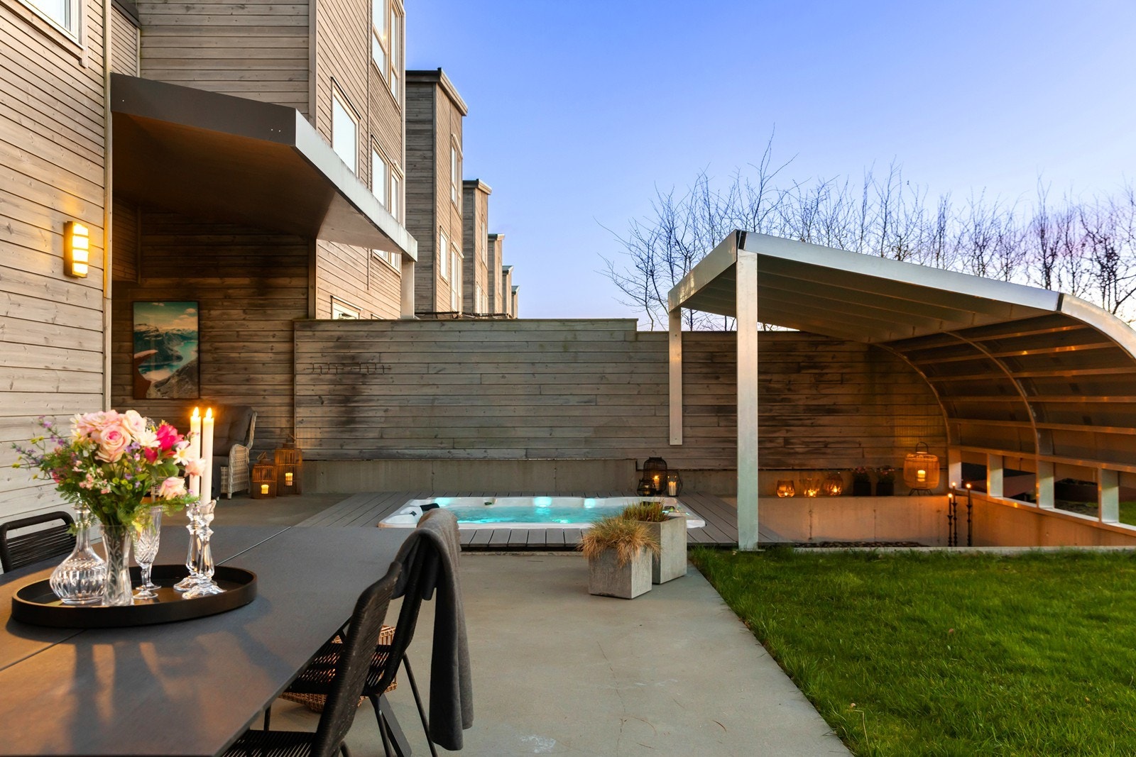 Unikt uteområde med jacuzzi og grillplass. Galleribilde