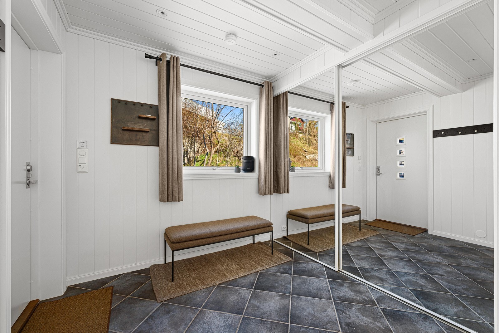 Romslig gang med skyvedørsgarderobe. Galleribilde