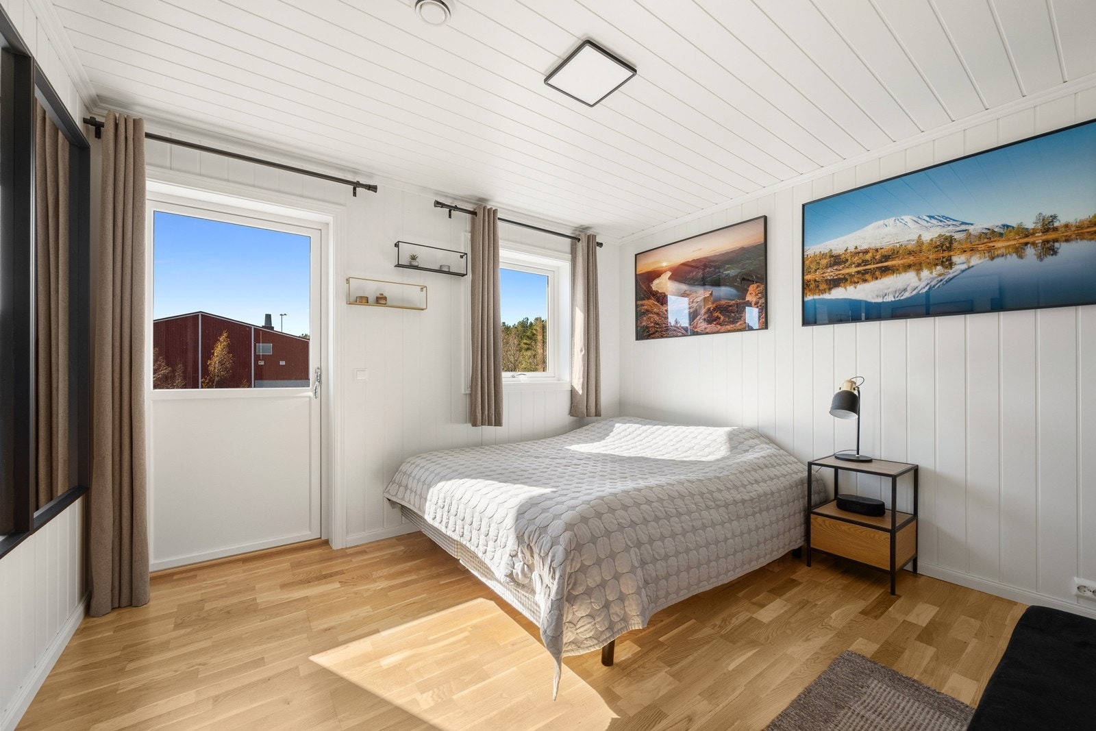 Det er totalt tre soverom i boligen, alle romslige og lysmalte. Galleribilde