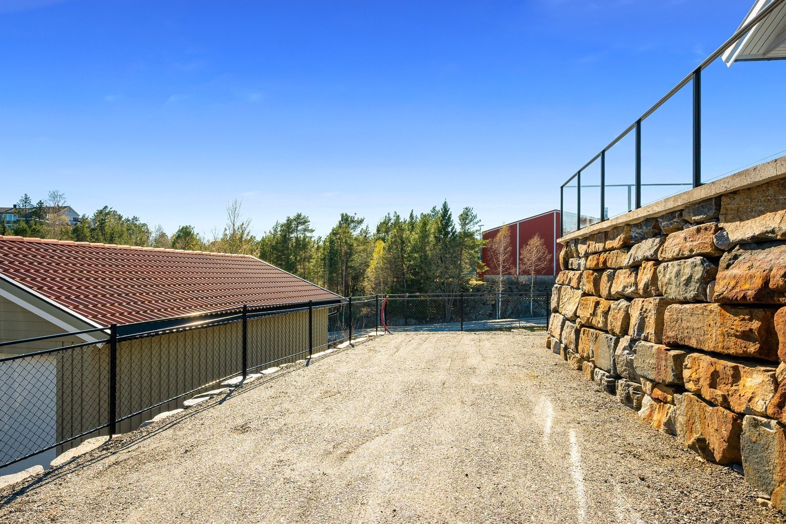 Uteområdene er svært påkostede og gjennomarbeidede. Adkomstveien er oppgradert, og det er oppført solide natursteinsmurer. Galleribilde