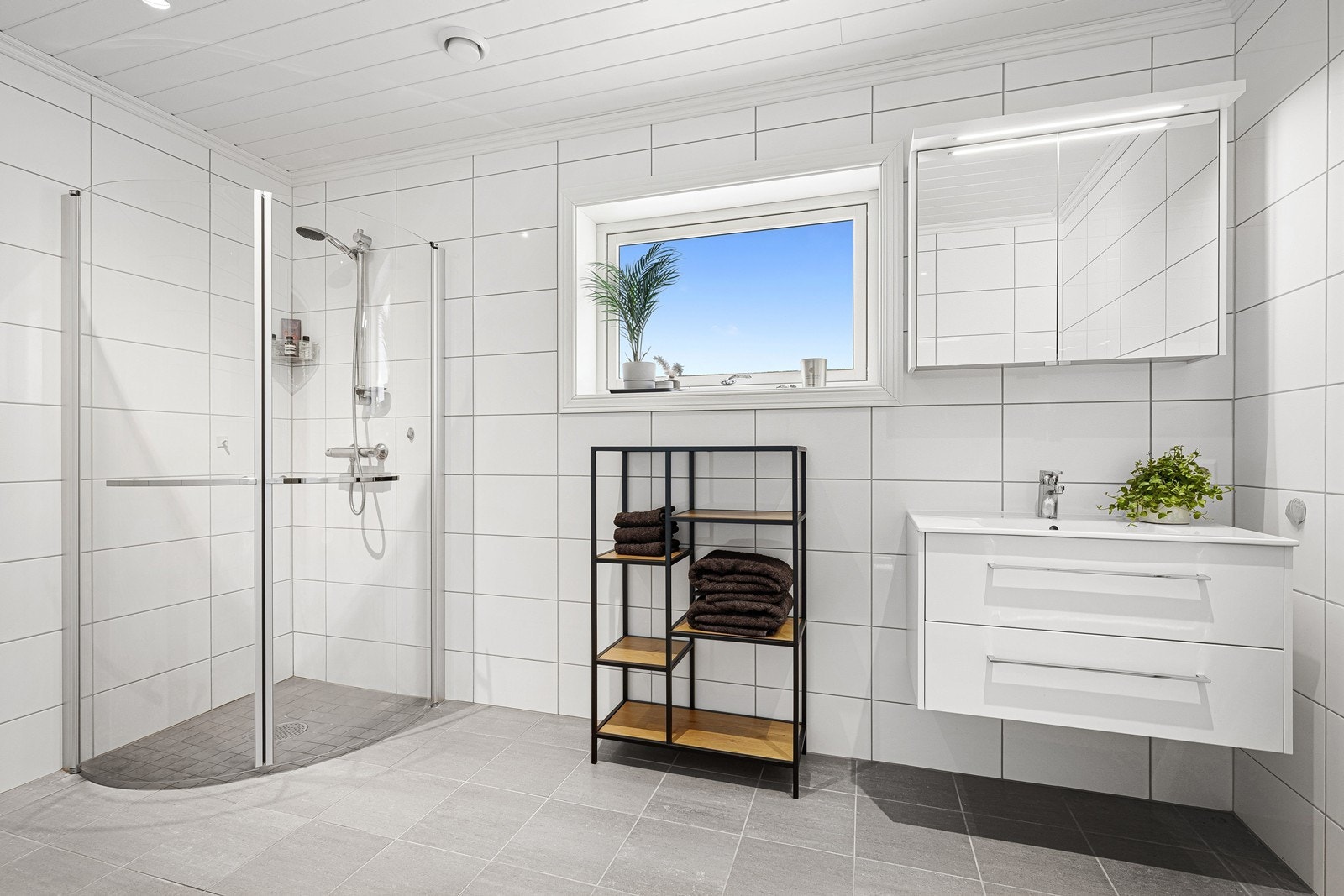 Badet er flislagt med varmekabler i gulv. Galleribilde