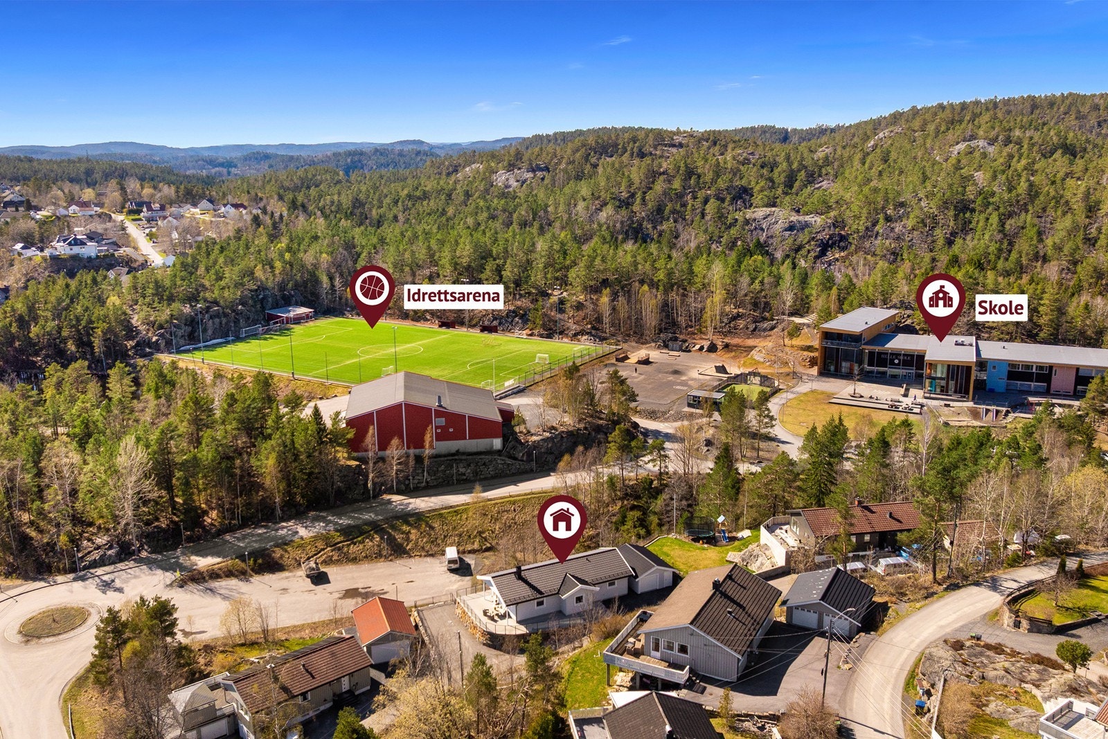 Fra eiendommen er det kun 1 min gange (300m) til Helle barneskole, og drøye 10 min til barnehage. Det er gangfelt hele veien bort til skolen, dette gjør at du som foreldre trygt kan sende barna avgårde. Galleribilde