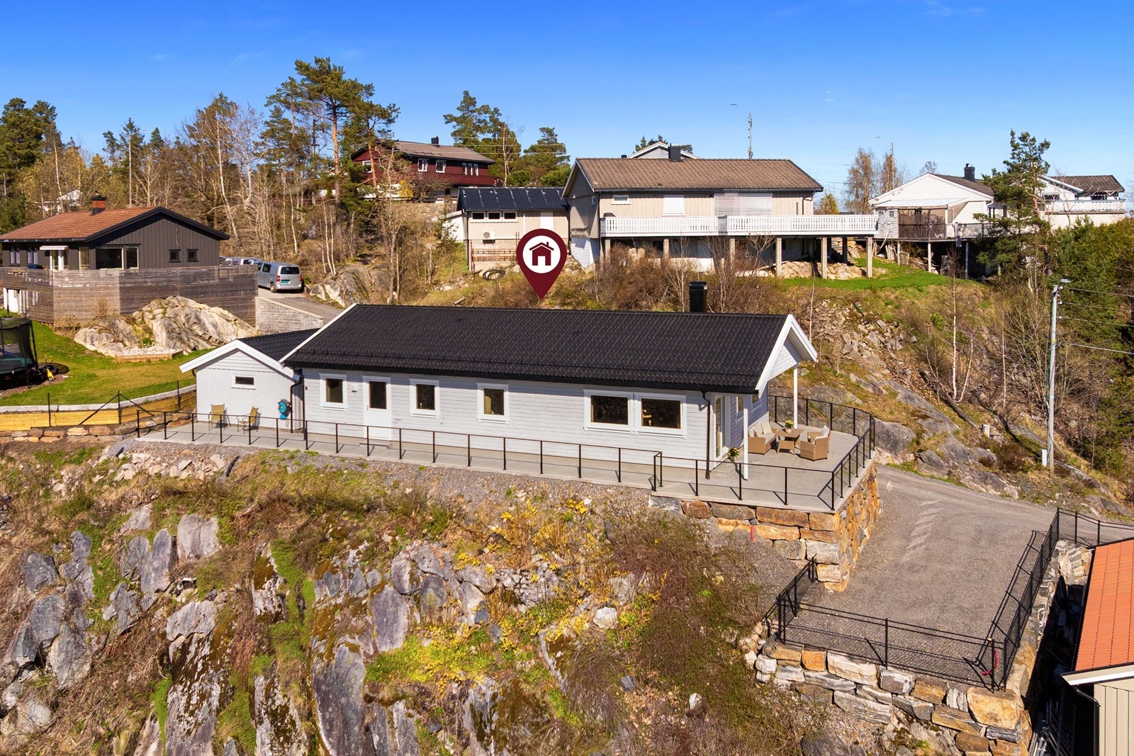 Eiendommen har gode solforhold fra tidlig formiddag til ca. 20.00 på kvelden. Galleribilde