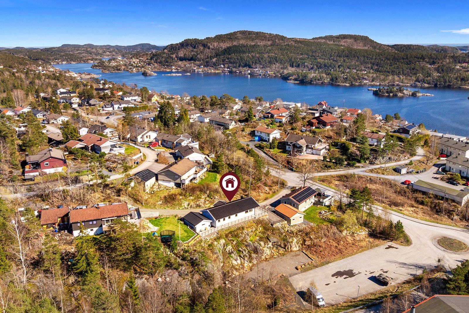 Det er ca. 1 km til sjøen med offentlige badeplasser og Helle Småtbåthavn. Galleribilde