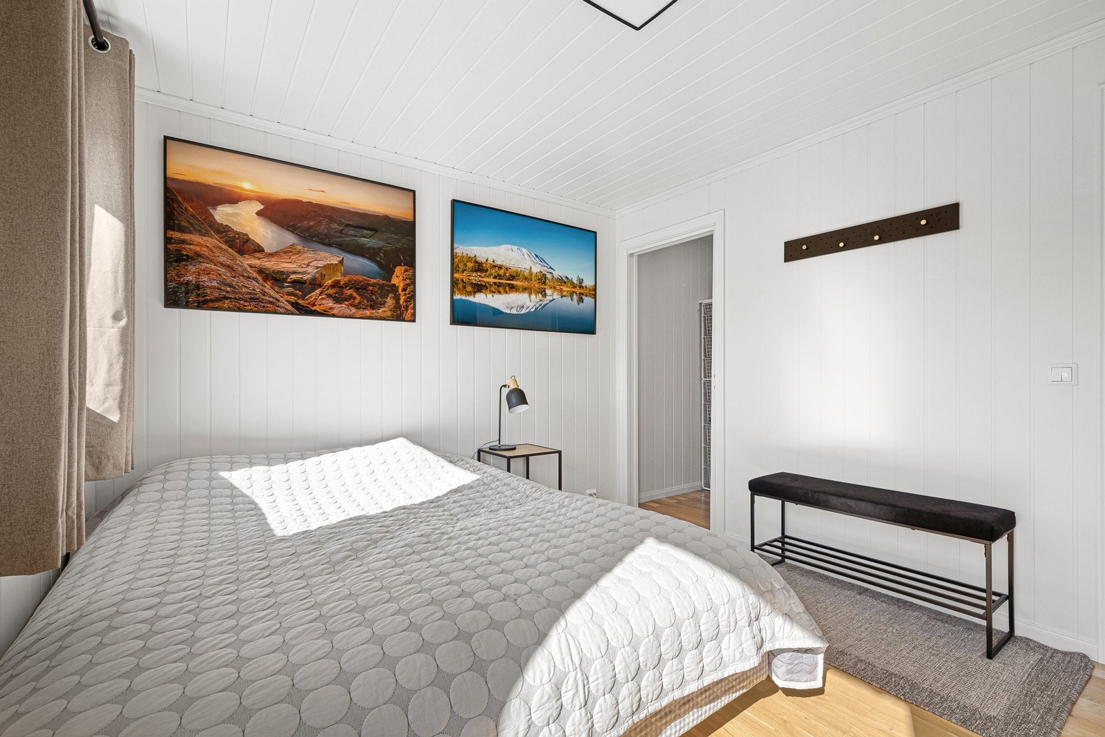 Hovedsoverommet har walk-in closeth og utgang til vestvendt veranda. Galleribilde