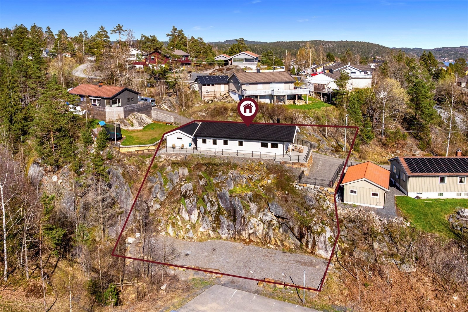Grusplassen på nedsiden av huset ved tilhører eiendommen. Her er det mange parkeringsplasser og perfekt for vinteropplagring av båt (kanskje også utleie av plass til vinteropplagring av båt?). Galleribilde